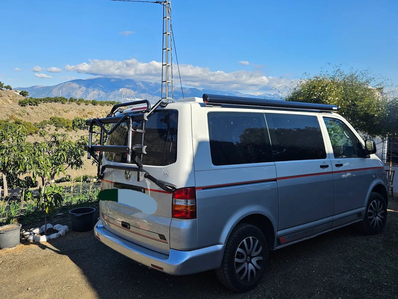 Equipo del taller camper en Girona, especialistas en furgonetas camperizadas